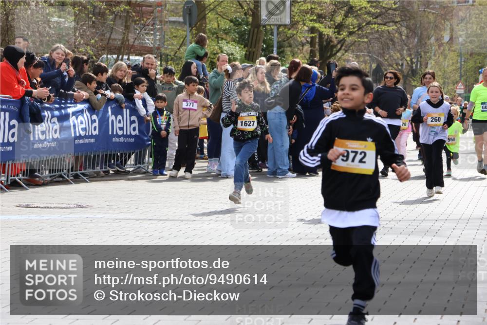 12.04.2026 - 45. Internationalen Wilhelmsburger Insellauf Strokosch-Dieckow http://msf.ph/oto/9490614 12.04.2026 14:21:28 Ziel 562, 309, 282, 528, 797, 984, 811, 128, 828, 1005, 925, 253, 988, 964, 972, 1627, 951, 260, 957, 823 meine-sportfotos.de