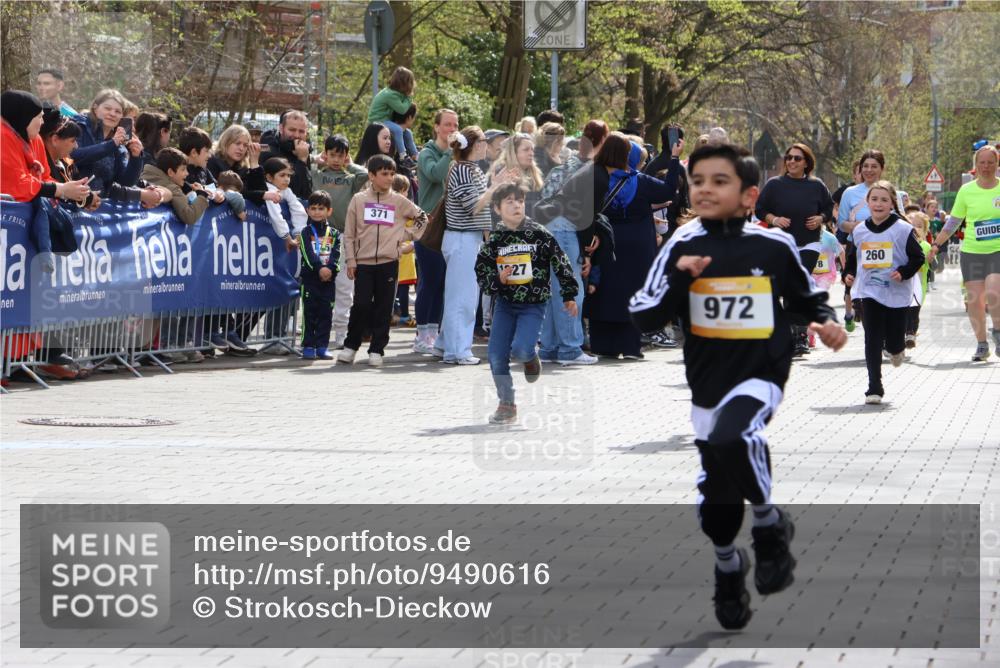 12.04.2026 - 45. Internationalen Wilhelmsburger Insellauf Strokosch-Dieckow http://msf.ph/oto/9490616 12.04.2026 14:21:28 Ziel 562, 309, 282, 528, 797, 984, 811, 128, 828, 1005, 925, 253, 988, 964, 972, 1627, 951, 260, 957, 823 meine-sportfotos.de