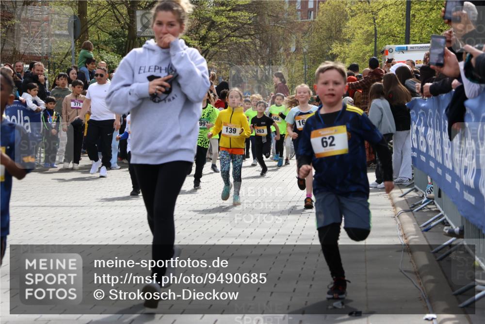 12.04.2026 - 45. Internationalen Wilhelmsburger Insellauf Strokosch-Dieckow http://msf.ph/oto/9490685 12.04.2026 14:21:11 Ziel 634, 812, 618, 241, 306, 1001, 130, 126, 460, 821, 99, 771, 62, 768, 937, 263, 139, 1611, 629, 566, 564, 607 meine-sportfotos.de