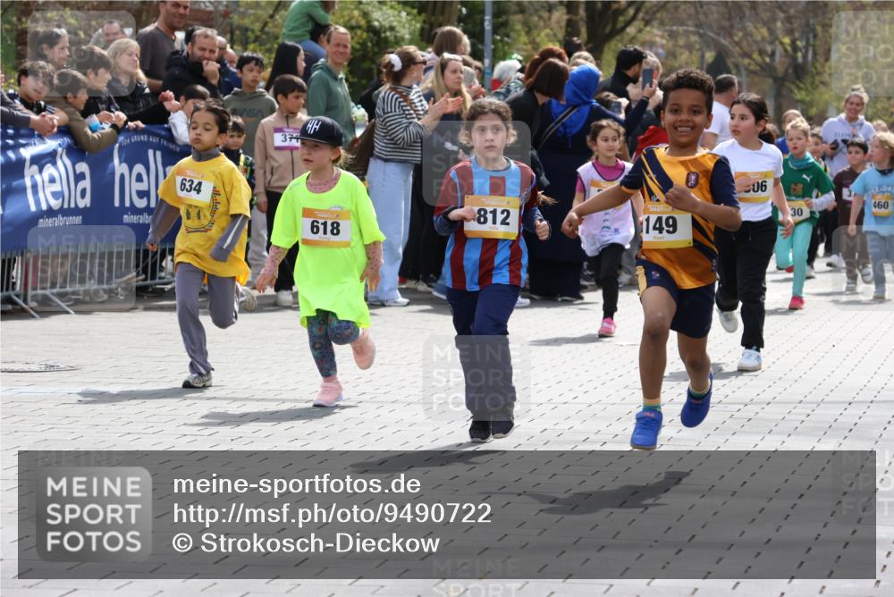 12.04.2026 - 45. Internationalen Wilhelmsburger Insellauf Strokosch-Dieckow http://msf.ph/oto/9490722 12.04.2026 14:21:02 Ziel 696, 107, 818, 732, 756, 1603, 162, 280, 149, 634, 812, 618, 241 meine-sportfotos.de