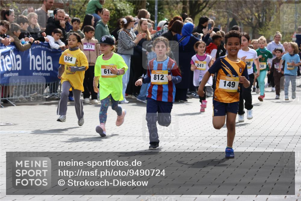 12.04.2026 - 45. Internationalen Wilhelmsburger Insellauf Strokosch-Dieckow http://msf.ph/oto/9490724 12.04.2026 14:21:02 Ziel 696, 107, 818, 732, 756, 1603, 162, 280, 149, 634, 812, 618, 241 meine-sportfotos.de