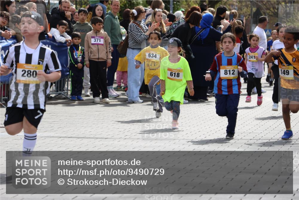 12.04.2026 - 45. Internationalen Wilhelmsburger Insellauf Strokosch-Dieckow http://msf.ph/oto/9490729 12.04.2026 14:21:01 Ziel 437, 1616, 692, 696, 107, 818, 732, 756, 1603, 162, 280, 149, 634, 812, 618, 241 meine-sportfotos.de