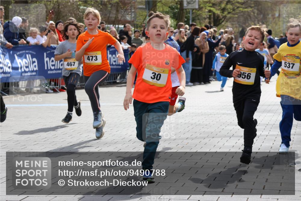 12.04.2026 - 45. Internationalen Wilhelmsburger Insellauf Strokosch-Dieckow http://msf.ph/oto/9490788 12.04.2026 14:20:44 Ziel 578, 751, 940, 958, 832, 1610, 3, 285, 1073, 767, 404, 318, 539, 431, 135, 545, 537, 30, 133, 977, 84, 1606, 473, 956, 467, 324, 299, 1605, 278 meine-sportfotos.de