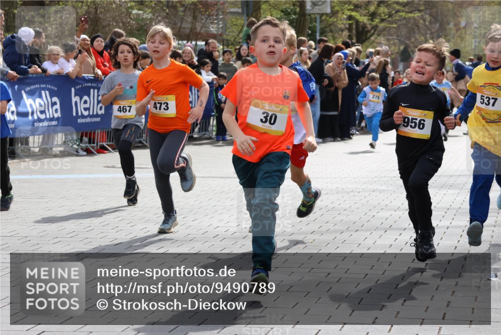 12.04.2026 - 45. Internationalen Wilhelmsburger Insellauf Strokosch-Dieckow http://msf.ph/oto/9490789 12.04.2026 14:20:44 Ziel 578, 751, 940, 958, 832, 1610, 3, 285, 1073, 767, 404, 318, 539, 431, 135, 545, 537, 30, 133, 977, 84, 1606, 473, 956, 467, 324, 299, 1605, 278 meine-sportfotos.de