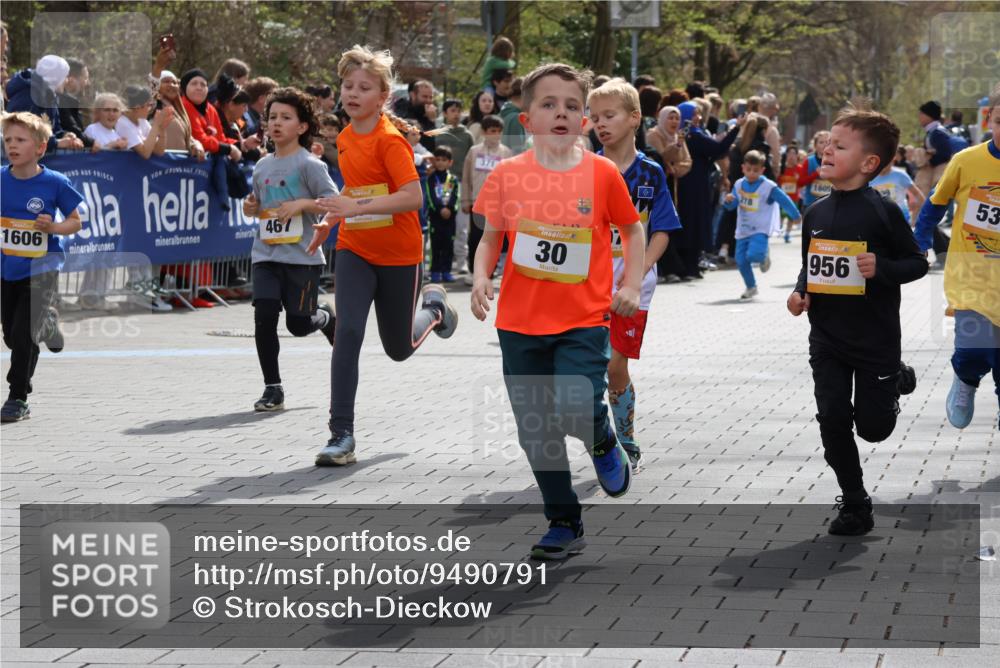 12.04.2026 - 45. Internationalen Wilhelmsburger Insellauf Strokosch-Dieckow http://msf.ph/oto/9490791 12.04.2026 14:20:44 Ziel 578, 751, 940, 958, 832, 1610, 3, 285, 1073, 767, 404, 318, 539, 431, 135, 545, 537, 30, 133, 977, 84, 1606, 473, 956, 467, 324, 299, 1605, 278 meine-sportfotos.de