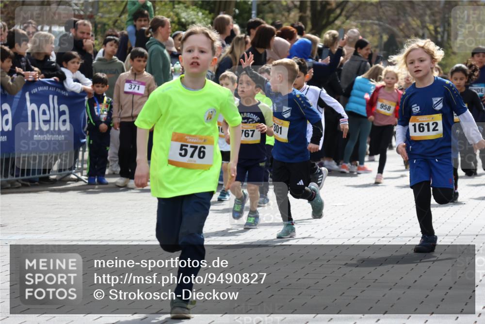 12.04.2026 - 45. Internationalen Wilhelmsburger Insellauf Strokosch-Dieckow http://msf.ph/oto/9490827 12.04.2026 14:20:34 Ziel 165, 171, 20, 313, 576, 935, 301, 61, 237, 578, 751, 940, 958, 832, 1610, 3 meine-sportfotos.de