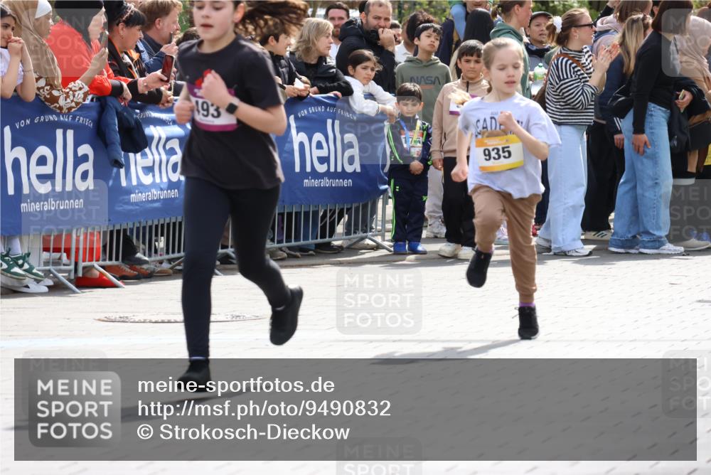 12.04.2026 - 45. Internationalen Wilhelmsburger Insellauf Strokosch-Dieckow http://msf.ph/oto/9490832 12.04.2026 14:20:32 Ziel 1608, 165, 171, 20, 313, 576, 935, 301, 61, 237, 578 meine-sportfotos.de