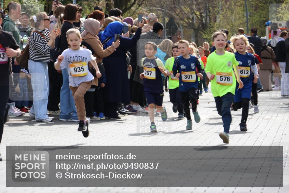12.04.2026 - 45. Internationalen Wilhelmsburger Insellauf Strokosch-Dieckow http://msf.ph/oto/9490837 12.04.2026 14:20:32 Ziel 1608, 165, 171, 20, 313, 576, 935, 301, 61, 237, 578 meine-sportfotos.de