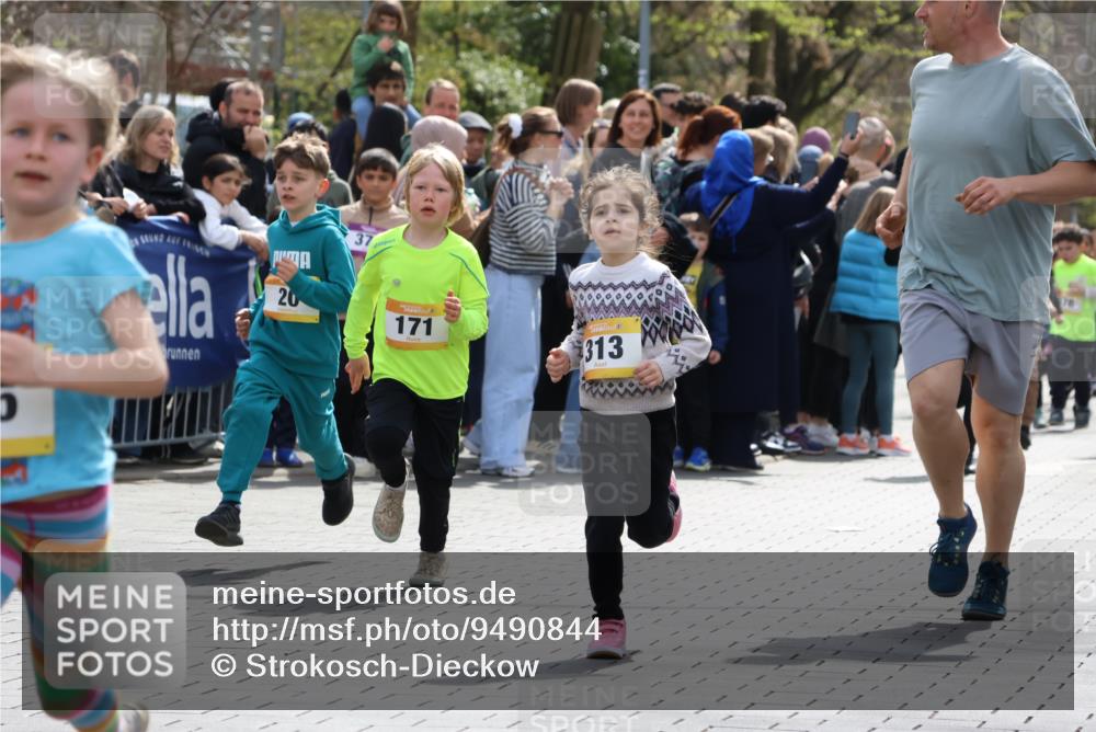 12.04.2026 - 45. Internationalen Wilhelmsburger Insellauf Strokosch-Dieckow http://msf.ph/oto/9490844 12.04.2026 14:20:28 Ziel 998, 228, 298, 293, 744, 1008, 747, 262, 598, 730, 632, 1608, 165, 171, 20, 313, 576 meine-sportfotos.de