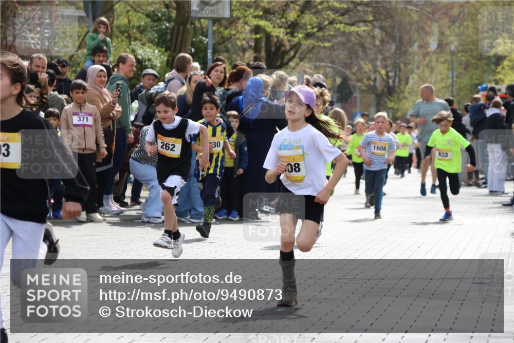 12.04.2026 - 45. Internationalen Wilhelmsburger Insellauf Strokosch-Dieckow http://msf.ph/oto/9490873 12.04.2026 14:20:21 Ziel 949, 1607, 29, 948, 1058, 966, 998, 228, 298, 293, 744, 1008, 747, 262, 598, 730, 632, 1608 meine-sportfotos.de