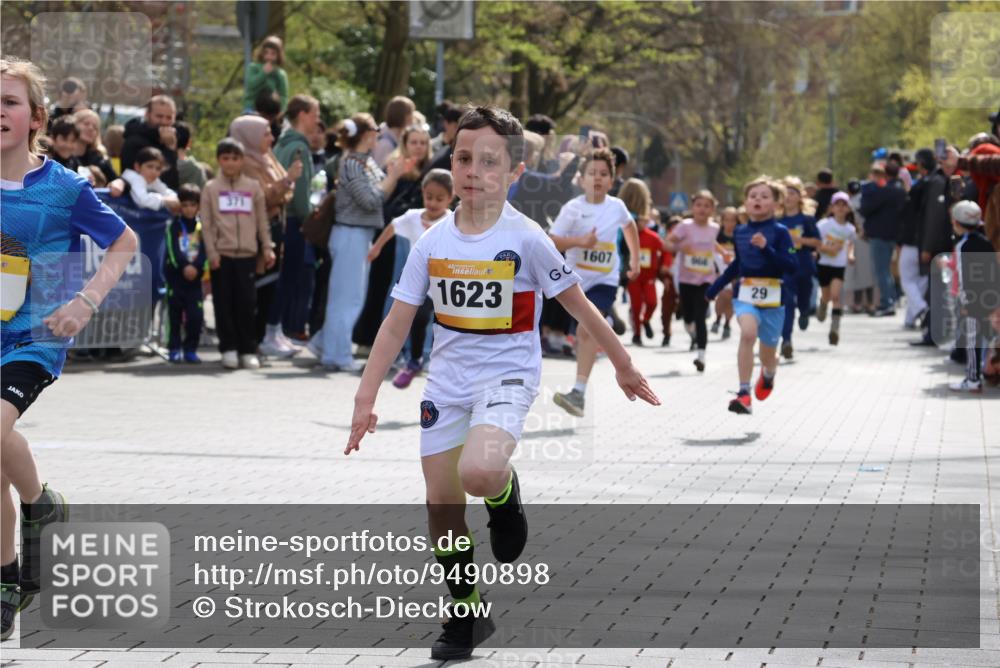12.04.2026 - 45. Internationalen Wilhelmsburger Insellauf Strokosch-Dieckow http://msf.ph/oto/9490898 12.04.2026 14:20:15 Ziel 1060, 642, 753, 750, 1623, 844, 34, 949, 1607, 29, 948, 1058, 966 meine-sportfotos.de