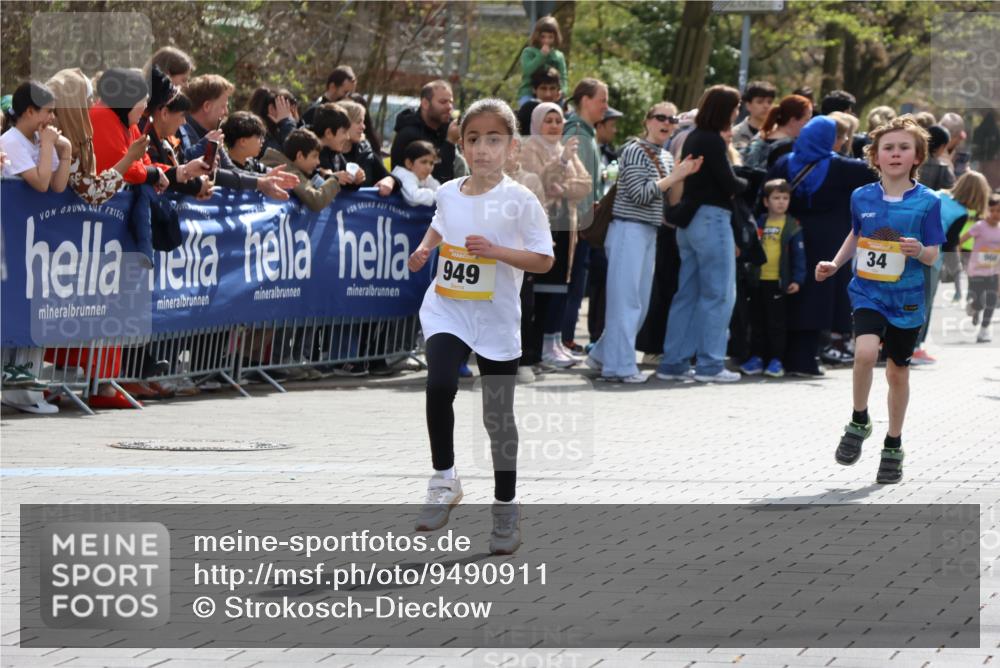 12.04.2026 - 45. Internationalen Wilhelmsburger Insellauf Strokosch-Dieckow http://msf.ph/oto/9490911 12.04.2026 14:20:12 Ziel 587, 405, 1060, 642, 753, 750, 1623, 844, 34, 949, 1607, 29, 948 meine-sportfotos.de