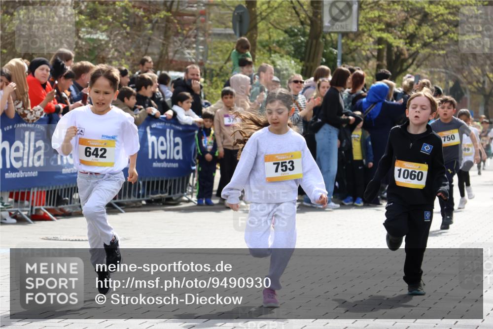 12.04.2026 - 45. Internationalen Wilhelmsburger Insellauf Strokosch-Dieckow http://msf.ph/oto/9490930 12.04.2026 14:20:08 Ziel 304, 225, 1618, 108, 534, 447, 560, 734, 775, 587, 405, 1060, 642, 753, 750, 1623, 844, 34 meine-sportfotos.de