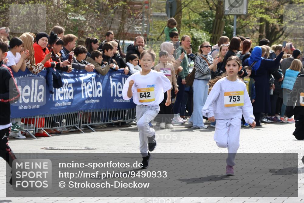 12.04.2026 - 45. Internationalen Wilhelmsburger Insellauf Strokosch-Dieckow http://msf.ph/oto/9490933 12.04.2026 14:20:07 Ziel 631, 1621, 304, 225, 1618, 108, 534, 447, 560, 734, 775, 587, 405, 1060, 642, 753, 750 meine-sportfotos.de