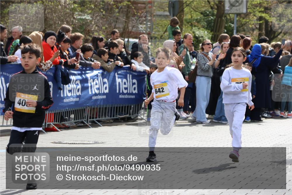 12.04.2026 - 45. Internationalen Wilhelmsburger Insellauf Strokosch-Dieckow http://msf.ph/oto/9490935 12.04.2026 14:20:07 Ziel 631, 1621, 304, 225, 1618, 108, 534, 447, 560, 734, 775, 587, 405, 1060, 642, 753, 750 meine-sportfotos.de