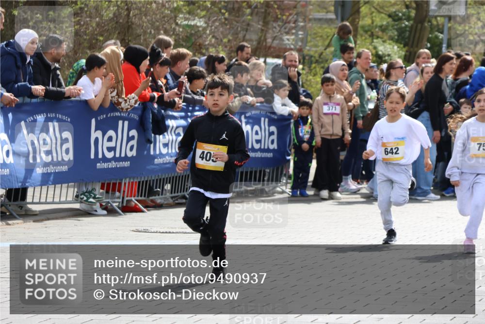 12.04.2026 - 45. Internationalen Wilhelmsburger Insellauf Strokosch-Dieckow http://msf.ph/oto/9490937 12.04.2026 14:20:07 Ziel 631, 1621, 304, 225, 1618, 108, 534, 447, 560, 734, 775, 587, 405, 1060, 642, 753, 750 meine-sportfotos.de