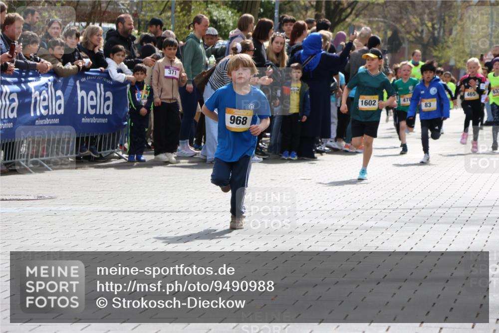 12.04.2026 - 45. Internationalen Wilhelmsburger Insellauf Strokosch-Dieckow http://msf.ph/oto/9490988 12.04.2026 14:19:54 Ziel 944, 64, 96, 579, 740, 943, 793, 845, 682, 413, 982, 155, 621, 1602, 478, 83, 968, 465 meine-sportfotos.de