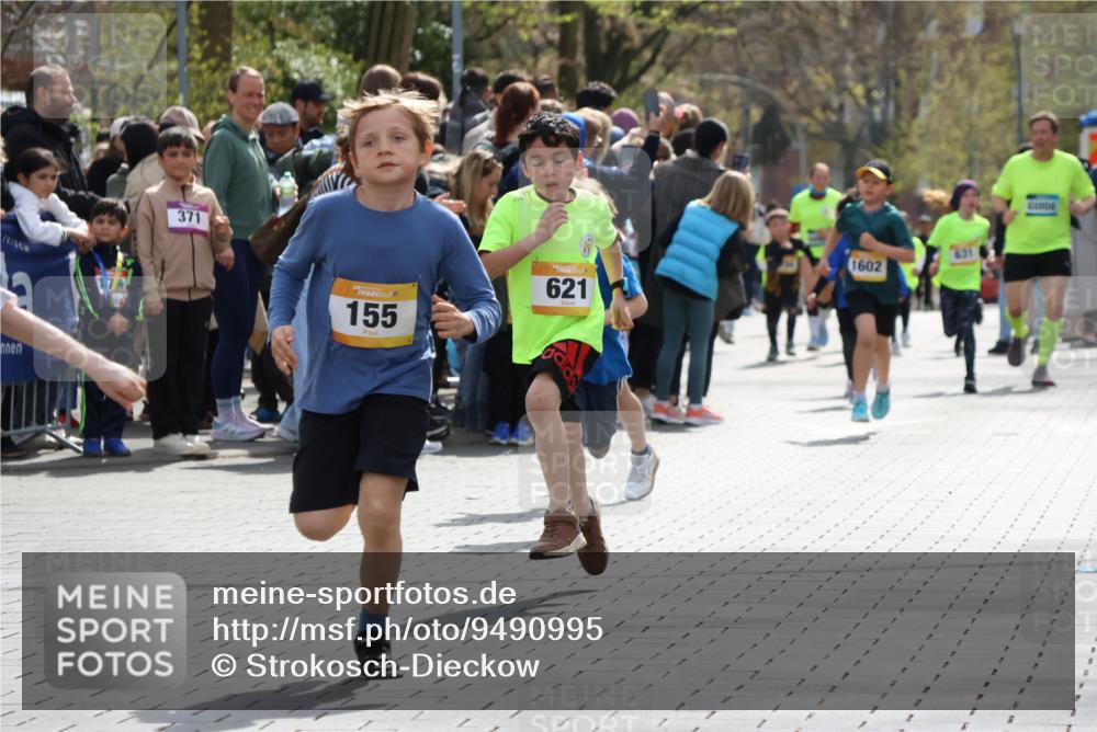 12.04.2026 - 45. Internationalen Wilhelmsburger Insellauf Strokosch-Dieckow http://msf.ph/oto/9490995 12.04.2026 14:19:52 Ziel 787, 952, 1604, 985, 944, 64, 96, 579, 740, 943, 793, 845, 682, 413, 982, 155, 621, 1602, 478, 83, 968 meine-sportfotos.de