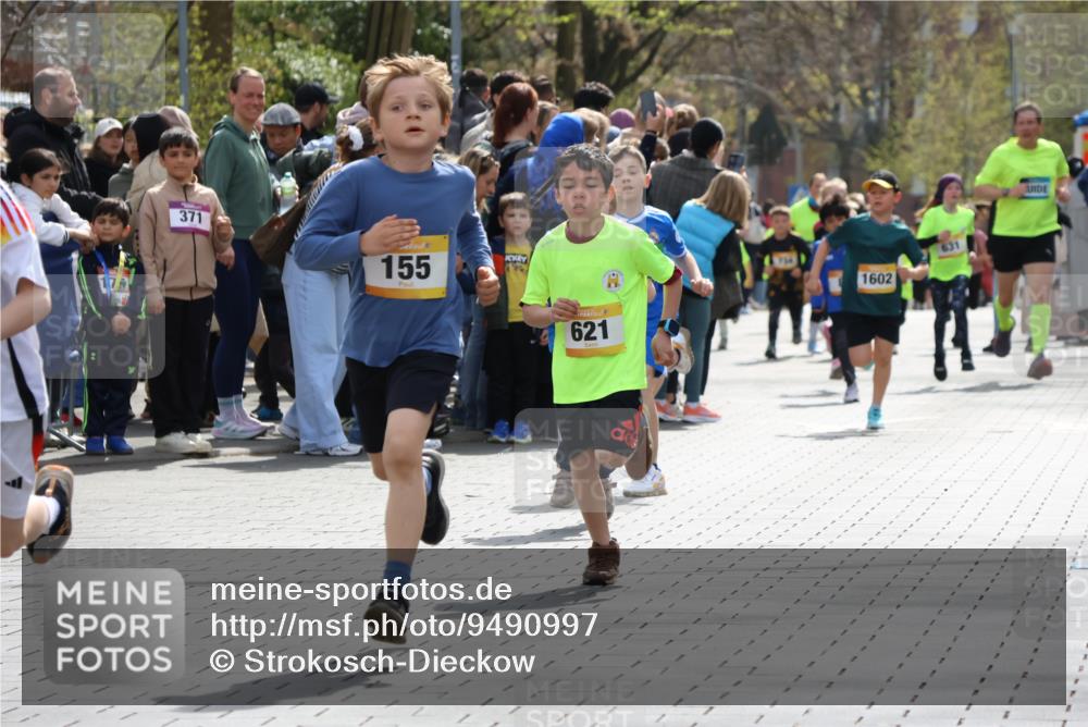 12.04.2026 - 45. Internationalen Wilhelmsburger Insellauf Strokosch-Dieckow http://msf.ph/oto/9490997 12.04.2026 14:19:52 Ziel 787, 952, 1604, 985, 944, 64, 96, 579, 740, 943, 793, 845, 682, 413, 982, 155, 621, 1602, 478, 83, 968 meine-sportfotos.de
