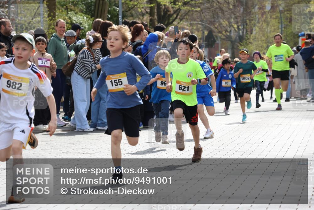 12.04.2026 - 45. Internationalen Wilhelmsburger Insellauf Strokosch-Dieckow http://msf.ph/oto/9491001 12.04.2026 14:19:52 Ziel 787, 952, 1604, 985, 944, 64, 96, 579, 740, 943, 793, 845, 682, 413, 982, 155, 621, 1602, 478, 83, 968 meine-sportfotos.de