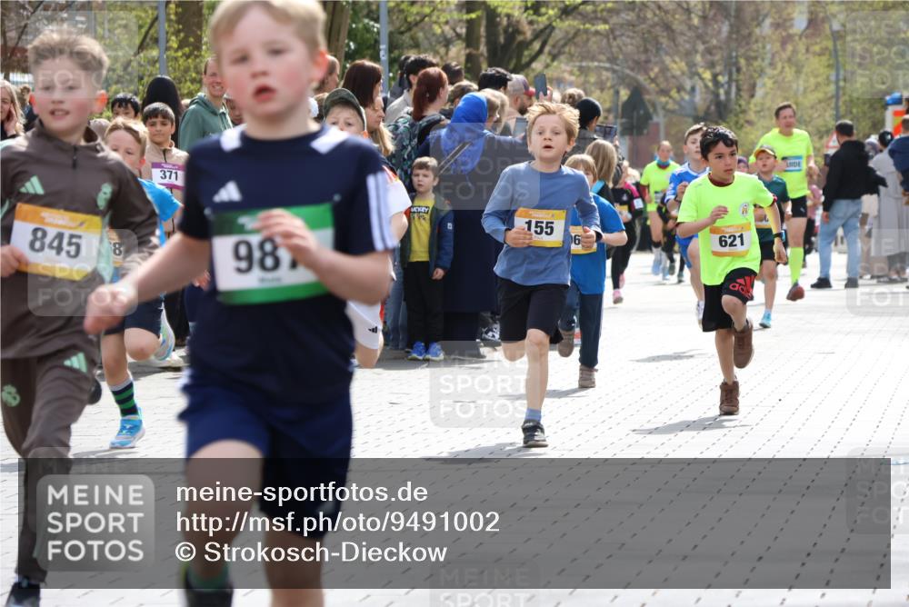 12.04.2026 - 45. Internationalen Wilhelmsburger Insellauf Strokosch-Dieckow http://msf.ph/oto/9491002 12.04.2026 14:19:51 Ziel 787, 952, 1604, 985, 944, 64, 96, 579, 740, 943, 793, 845, 682, 413, 982, 155, 621, 1602 meine-sportfotos.de