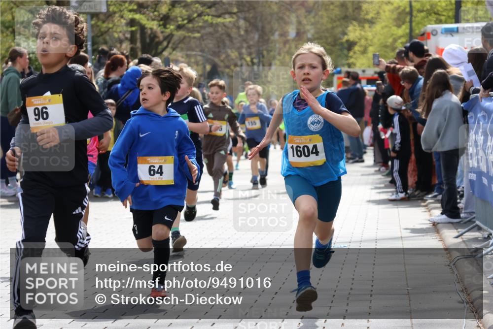 12.04.2026 - 45. Internationalen Wilhelmsburger Insellauf Strokosch-Dieckow http://msf.ph/oto/9491016 12.04.2026 14:19:48 Ziel 787, 952, 1604, 985, 944, 64, 96, 579, 740, 943, 793, 845, 682, 413, 982, 155, 621 meine-sportfotos.de