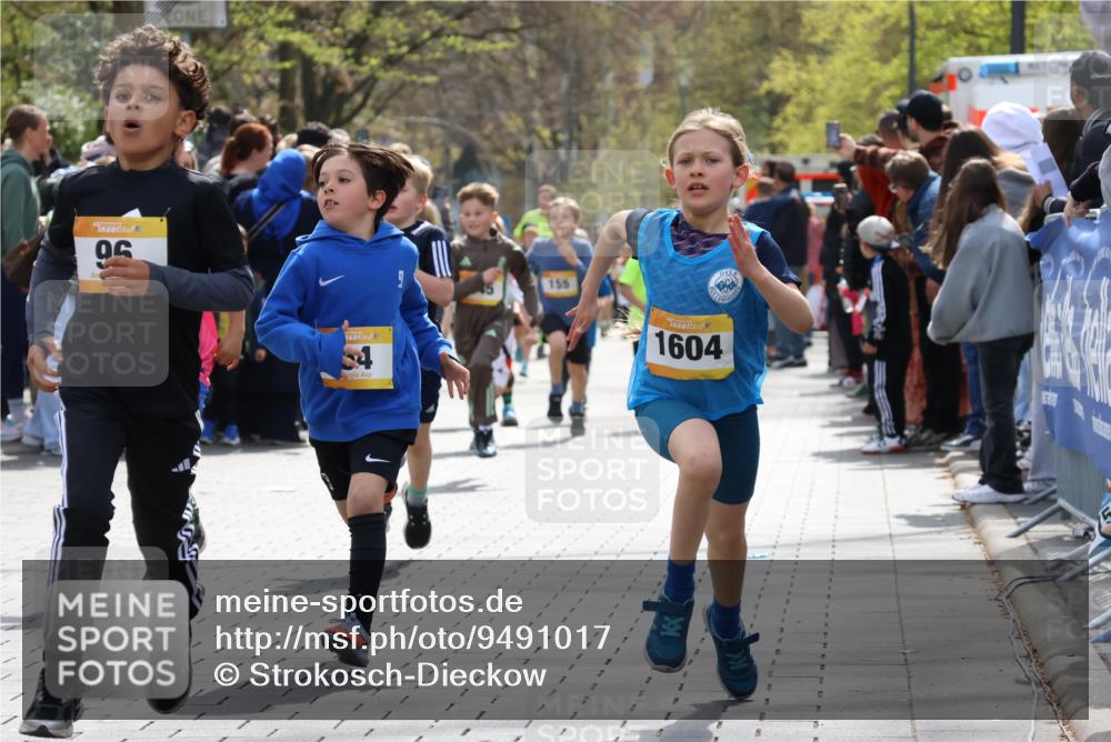 12.04.2026 - 45. Internationalen Wilhelmsburger Insellauf Strokosch-Dieckow http://msf.ph/oto/9491017 12.04.2026 14:19:48 Ziel 787, 952, 1604, 985, 944, 64, 96, 579, 740, 943, 793, 845, 682, 413, 982, 155, 621 meine-sportfotos.de