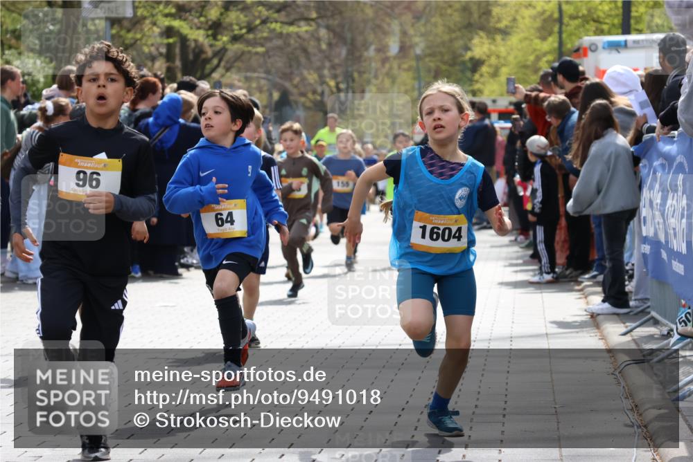 12.04.2026 - 45. Internationalen Wilhelmsburger Insellauf Strokosch-Dieckow http://msf.ph/oto/9491018 12.04.2026 14:19:48 Ziel 787, 952, 1604, 985, 944, 64, 96, 579, 740, 943, 793, 845, 682, 413, 982, 155, 621 meine-sportfotos.de