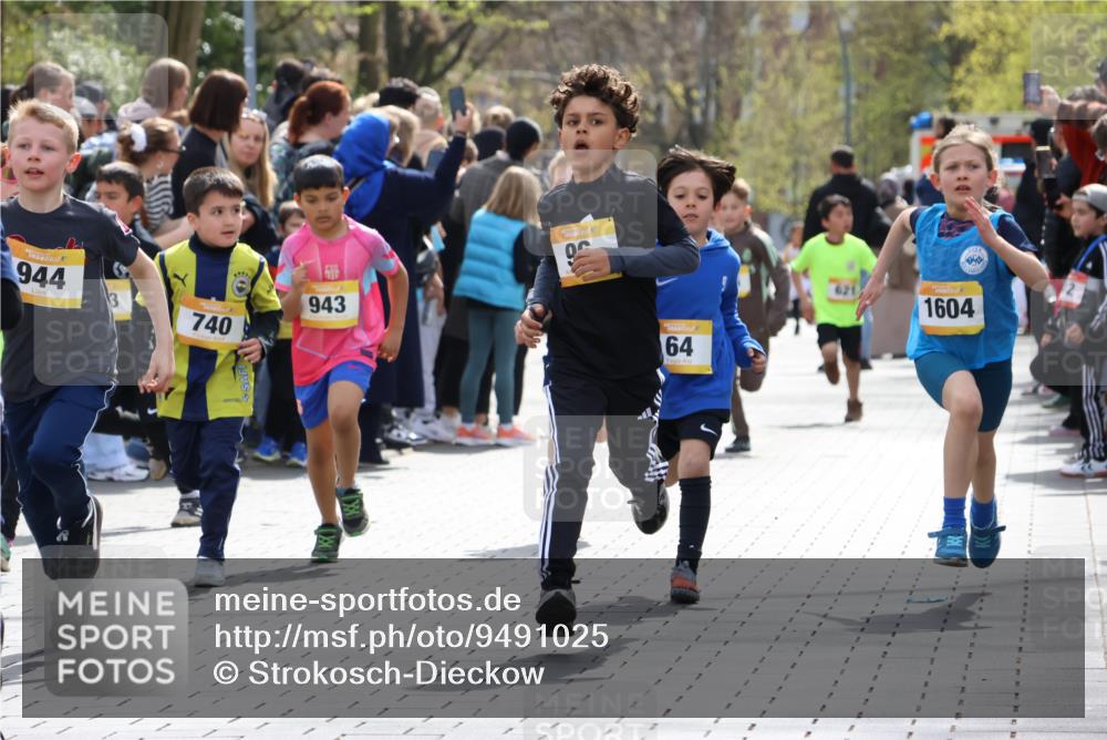 12.04.2026 - 45. Internationalen Wilhelmsburger Insellauf Strokosch-Dieckow http://msf.ph/oto/9491025 12.04.2026 14:19:47 Ziel 787, 952, 1604, 985, 944, 64, 96, 579, 740, 943, 793, 845, 682, 413, 982 meine-sportfotos.de
