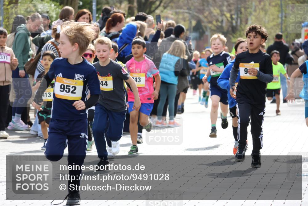 12.04.2026 - 45. Internationalen Wilhelmsburger Insellauf Strokosch-Dieckow http://msf.ph/oto/9491028 12.04.2026 14:19:46 Ziel 787, 952, 1604, 985, 944, 64, 96, 579, 740, 943, 793, 845, 682, 413 meine-sportfotos.de