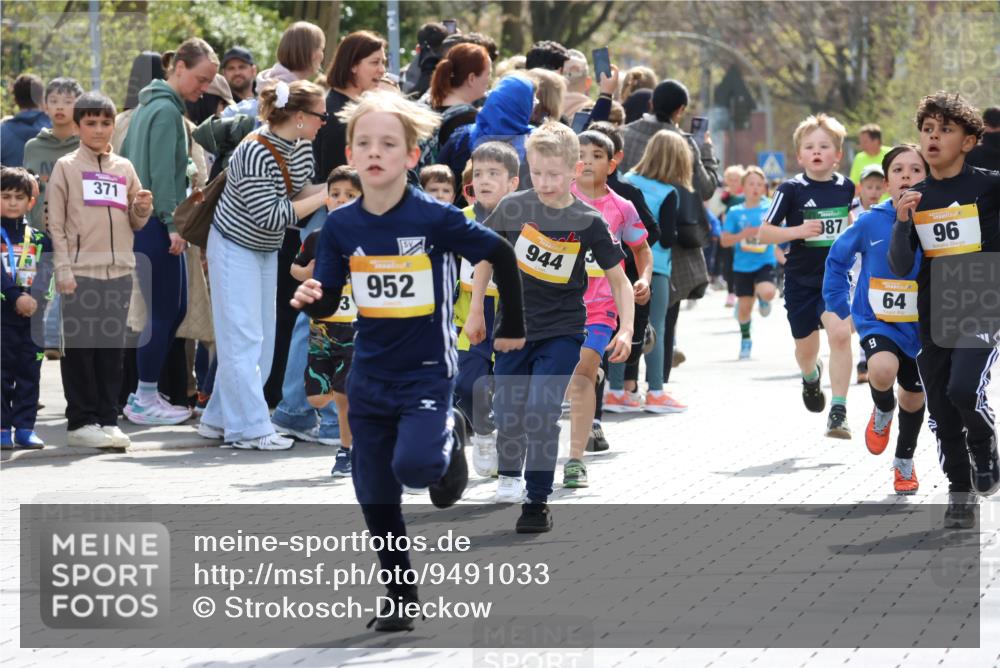 12.04.2026 - 45. Internationalen Wilhelmsburger Insellauf Strokosch-Dieckow http://msf.ph/oto/9491033 12.04.2026 14:19:46 Ziel 787, 952, 1604, 985, 944, 64, 96, 579, 740, 943, 793, 845, 682, 413 meine-sportfotos.de