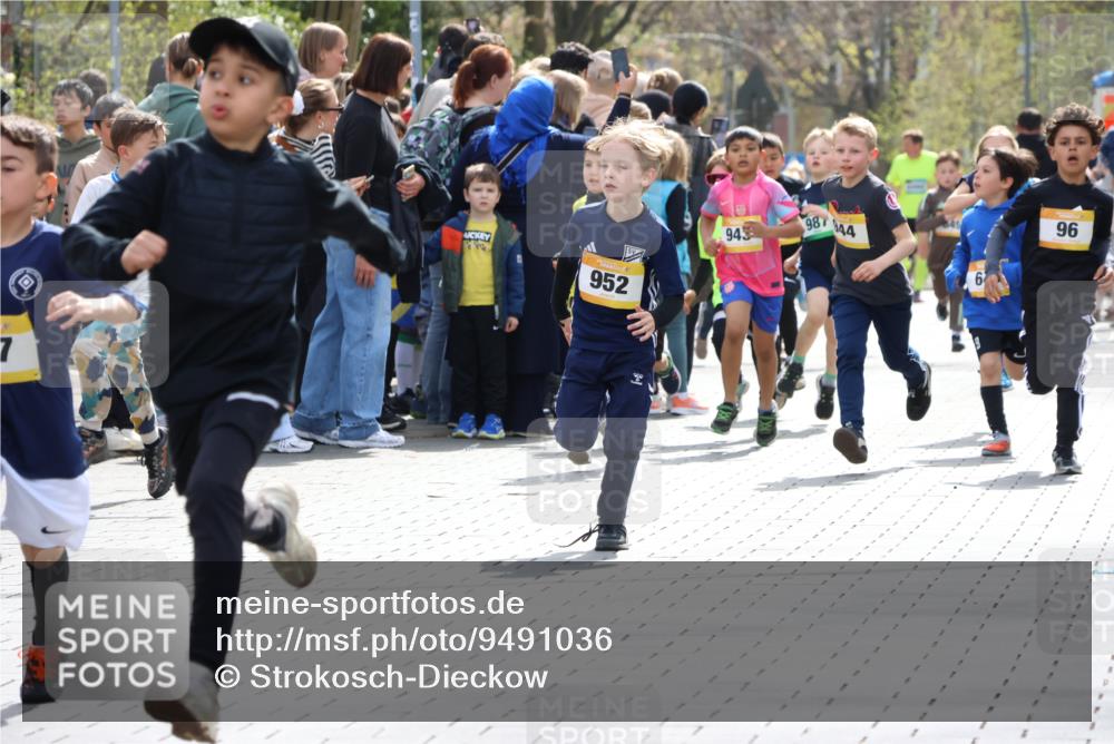 12.04.2026 - 45. Internationalen Wilhelmsburger Insellauf Strokosch-Dieckow http://msf.ph/oto/9491036 12.04.2026 14:19:45 Ziel 480, 787, 952, 1604, 985, 944, 64, 96, 579, 740, 943, 793, 845 meine-sportfotos.de