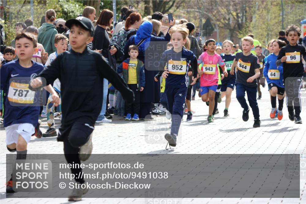 12.04.2026 - 45. Internationalen Wilhelmsburger Insellauf Strokosch-Dieckow http://msf.ph/oto/9491038 12.04.2026 14:19:45 Ziel 480, 787, 952, 1604, 985, 944, 64, 96, 579, 740, 943, 793, 845 meine-sportfotos.de