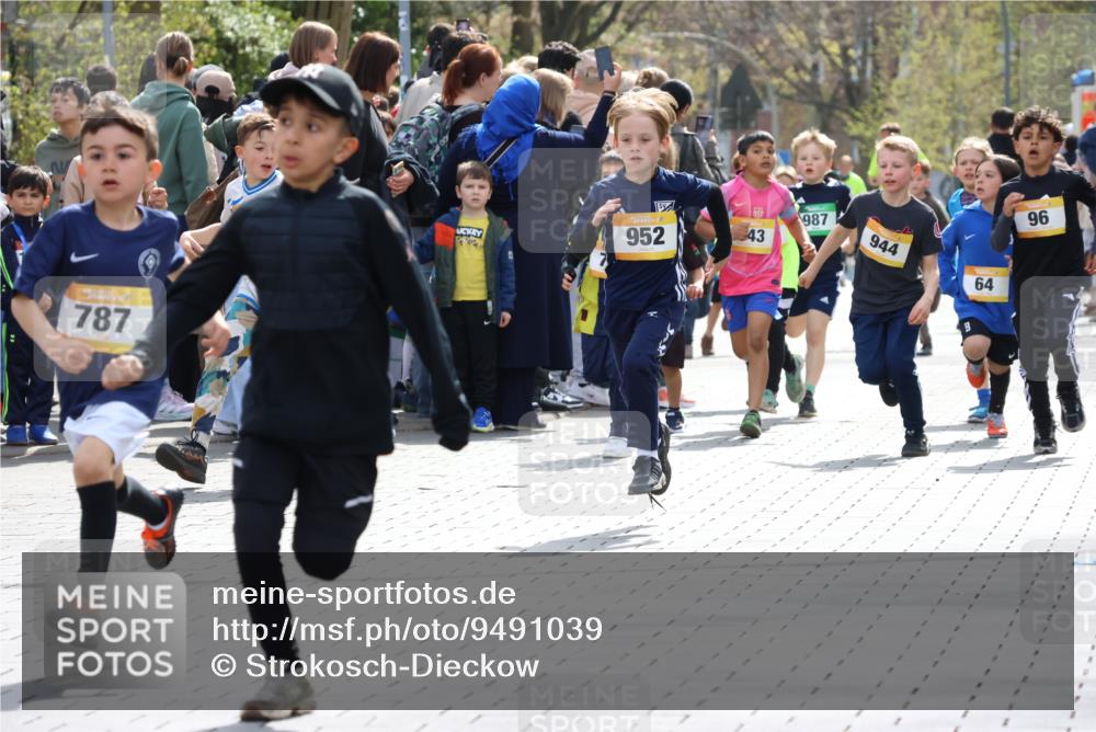 12.04.2026 - 45. Internationalen Wilhelmsburger Insellauf Strokosch-Dieckow http://msf.ph/oto/9491039 12.04.2026 14:19:44 Ziel 275, 480, 787, 952, 1604, 985, 944, 64, 96, 579, 740 meine-sportfotos.de