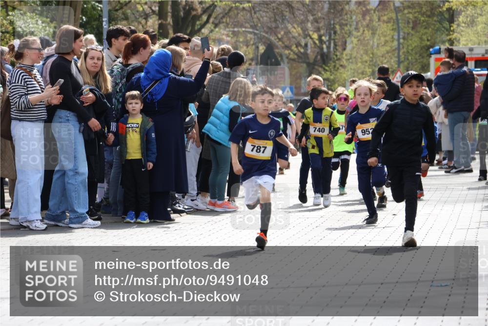 12.04.2026 - 45. Internationalen Wilhelmsburger Insellauf Strokosch-Dieckow http://msf.ph/oto/9491048 12.04.2026 14:19:42 Ziel 950, 275, 480, 787, 952, 1604, 985, 944, 64 meine-sportfotos.de