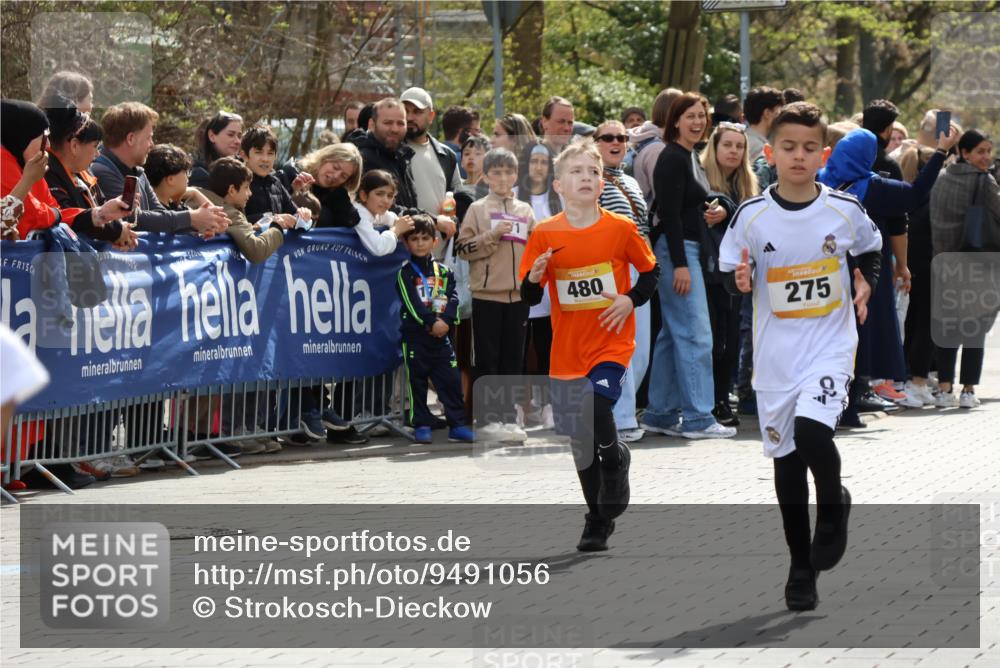 12.04.2026 - 45. Internationalen Wilhelmsburger Insellauf Strokosch-Dieckow http://msf.ph/oto/9491056 12.04.2026 14:19:37 Ziel 1614, 1613, 950, 275, 480 meine-sportfotos.de