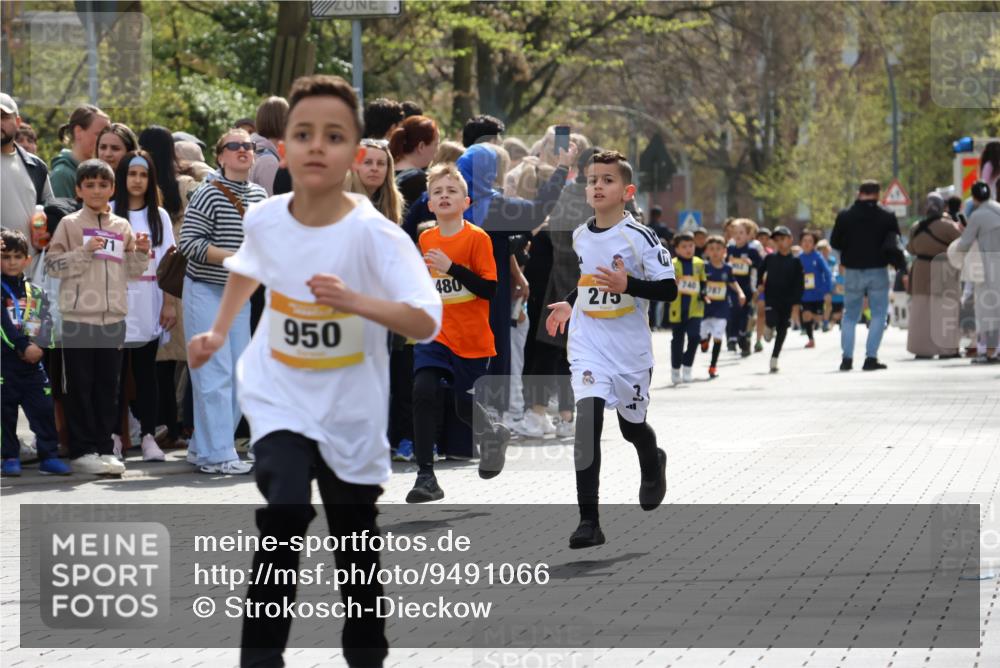 12.04.2026 - 45. Internationalen Wilhelmsburger Insellauf Strokosch-Dieckow http://msf.ph/oto/9491066 12.04.2026 14:19:35 Ziel 1614, 1613, 950, 275, 480 meine-sportfotos.de