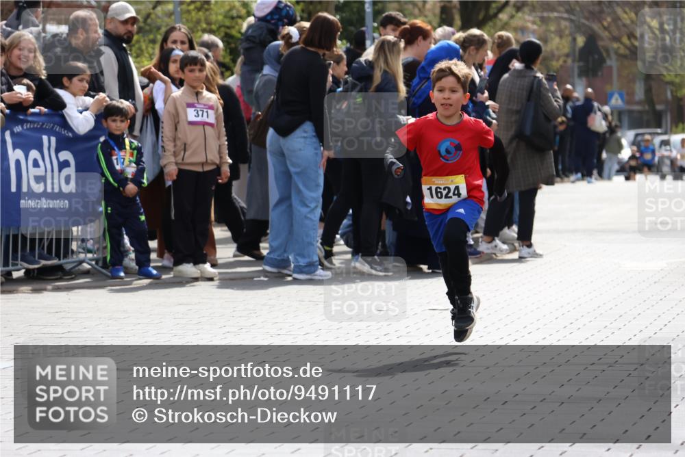 12.04.2026 - 45. Internationalen Wilhelmsburger Insellauf Strokosch-Dieckow http://msf.ph/oto/9491117 12.04.2026 14:19:08 Ziel 1624 meine-sportfotos.de