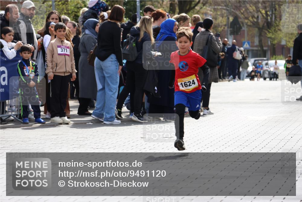 12.04.2026 - 45. Internationalen Wilhelmsburger Insellauf Strokosch-Dieckow http://msf.ph/oto/9491120 12.04.2026 14:19:07 Ziel 1624 meine-sportfotos.de