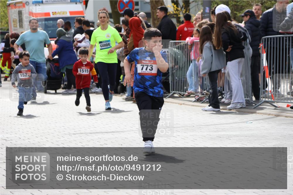 12.04.2026 - 45. Internationalen Wilhelmsburger Insellauf Strokosch-Dieckow http://msf.ph/oto/9491212 12.04.2026 14:11:16 Ziel 922, 718, 962, 702, 655, 783, 773, 1527, 1515 meine-sportfotos.de