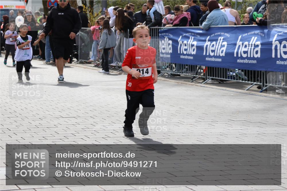 12.04.2026 - 45. Internationalen Wilhelmsburger Insellauf Strokosch-Dieckow http://msf.ph/oto/9491271 12.04.2026 14:11:00 Ziel 1526, 700, 707, 727, 57, 728, 584, 568, 914, 178 meine-sportfotos.de