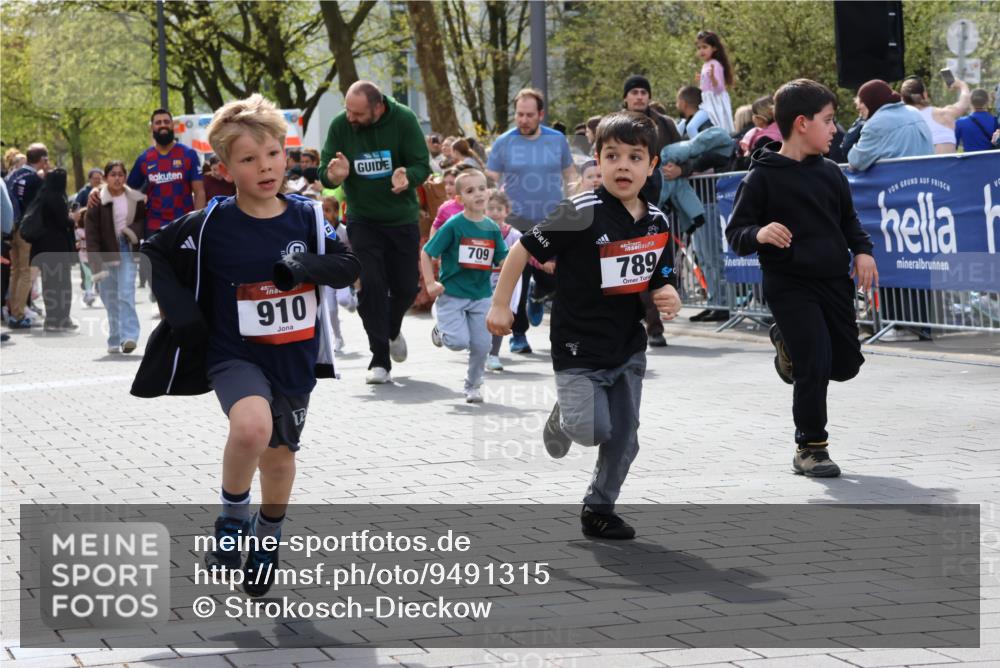 12.04.2026 - 45. Internationalen Wilhelmsburger Insellauf Strokosch-Dieckow http://msf.ph/oto/9491315 12.04.2026 14:10:40 Ziel 725, 1521, 714, 726, 229, 553, 204, 705, 645, 910, 613, 789, 202, 709, 195, 912, 188, 430, 210, 701 meine-sportfotos.de