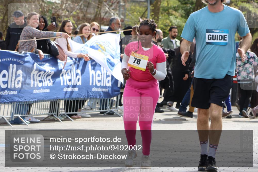 12.04.2026 - 45. Internationalen Wilhelmsburger Insellauf Strokosch-Dieckow http://msf.ph/oto/9492002 12.04.2026 14:52:42 Ziel 450 meine-sportfotos.de