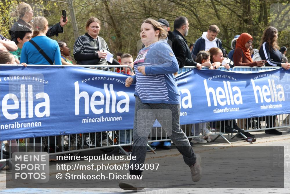 12.04.2026 - 45. Internationalen Wilhelmsburger Insellauf Strokosch-Dieckow http://msf.ph/oto/9492097 12.04.2026 14:52:22 Ziel 570, 354, 507, 498 meine-sportfotos.de