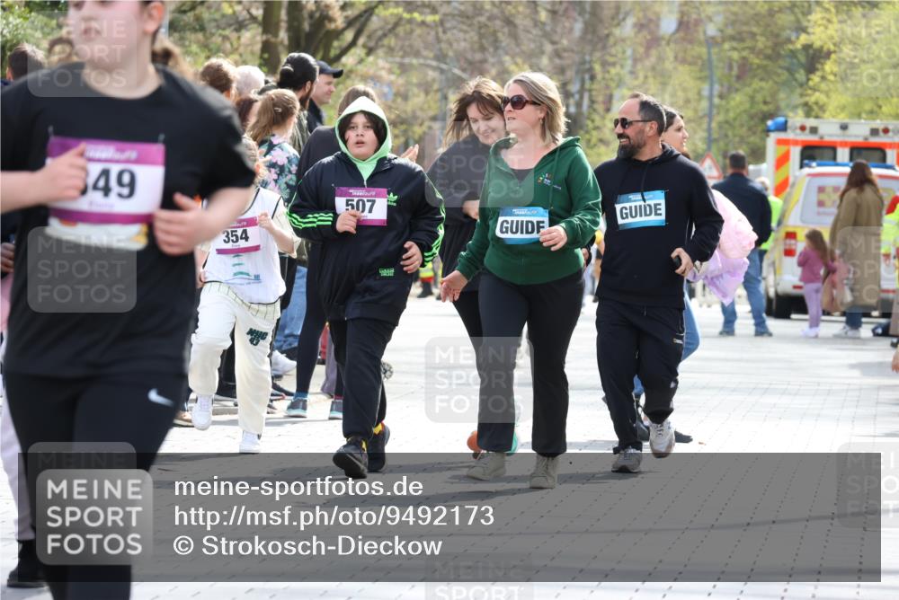 12.04.2026 - 45. Internationalen Wilhelmsburger Insellauf Strokosch-Dieckow http://msf.ph/oto/9492173 12.04.2026 14:52:09 Ziel 341, 349, 581 meine-sportfotos.de