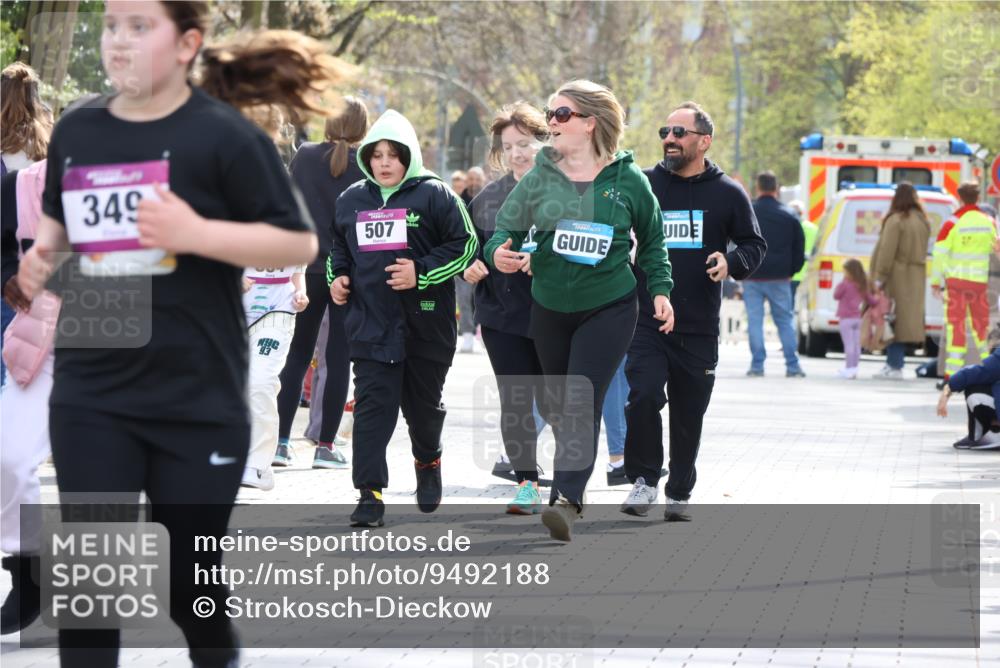 12.04.2026 - 45. Internationalen Wilhelmsburger Insellauf Strokosch-Dieckow http://msf.ph/oto/9492188 12.04.2026 14:52:09 Ziel 341, 349, 581 meine-sportfotos.de