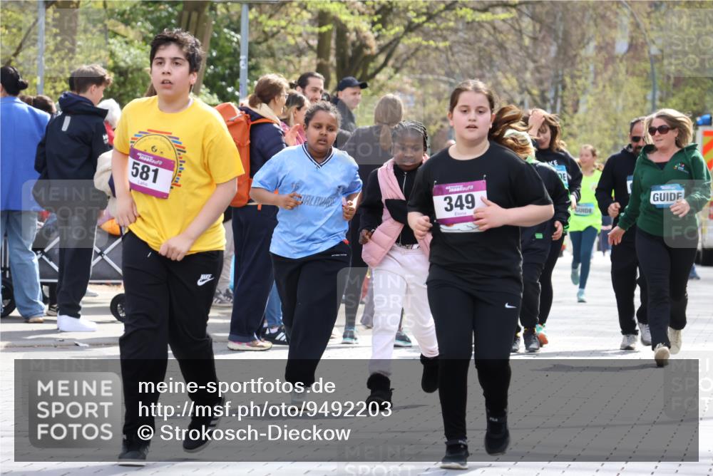 12.04.2026 - 45. Internationalen Wilhelmsburger Insellauf Strokosch-Dieckow http://msf.ph/oto/9492203 12.04.2026 14:52:07 Ziel 341, 349 meine-sportfotos.de