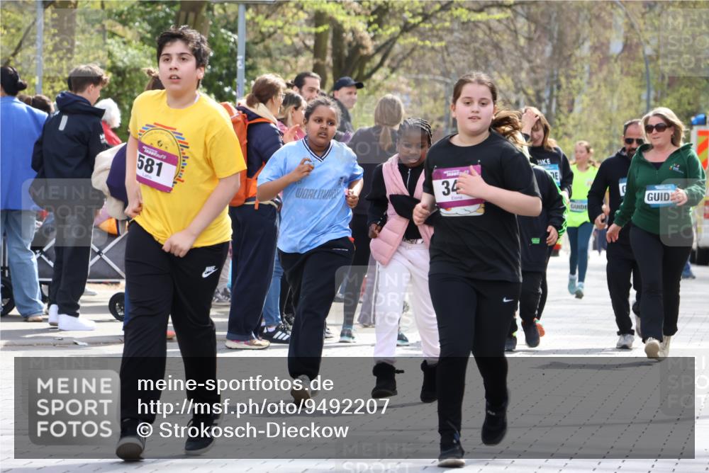 12.04.2026 - 45. Internationalen Wilhelmsburger Insellauf Strokosch-Dieckow http://msf.ph/oto/9492207 12.04.2026 14:52:07 Ziel 341, 349 meine-sportfotos.de