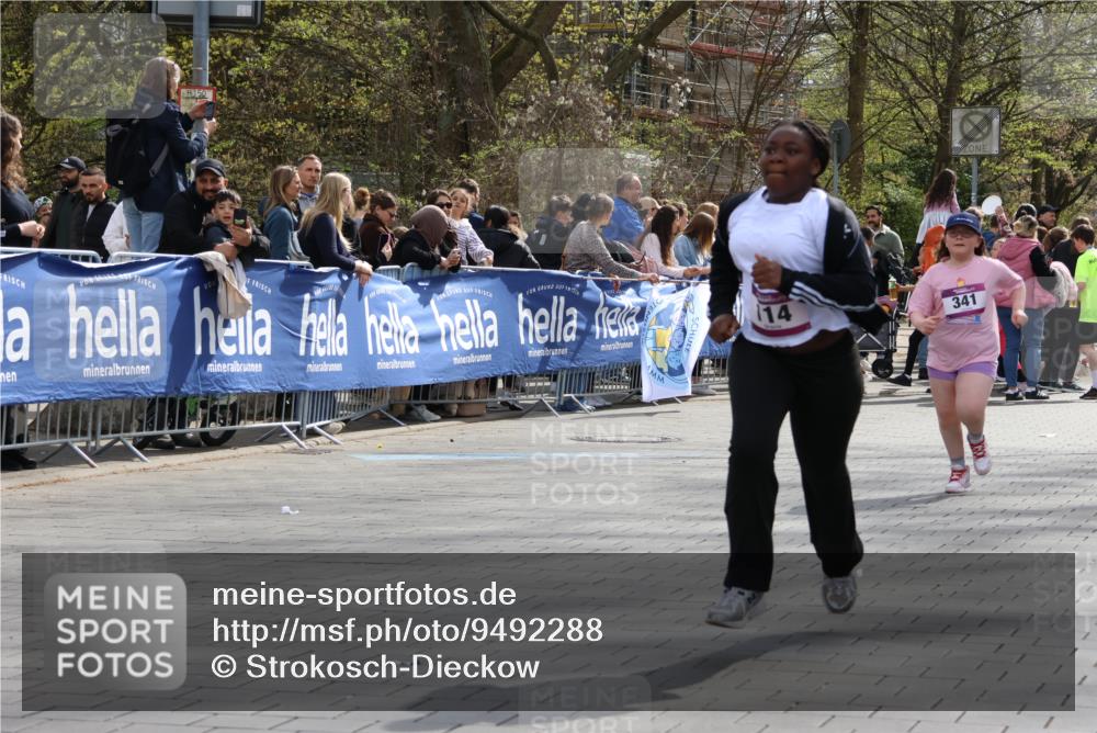 12.04.2026 - 45. Internationalen Wilhelmsburger Insellauf Strokosch-Dieckow http://msf.ph/oto/9492288 12.04.2026 14:51:59 Ziel 520, 350, 892, 490, 114, 341 meine-sportfotos.de