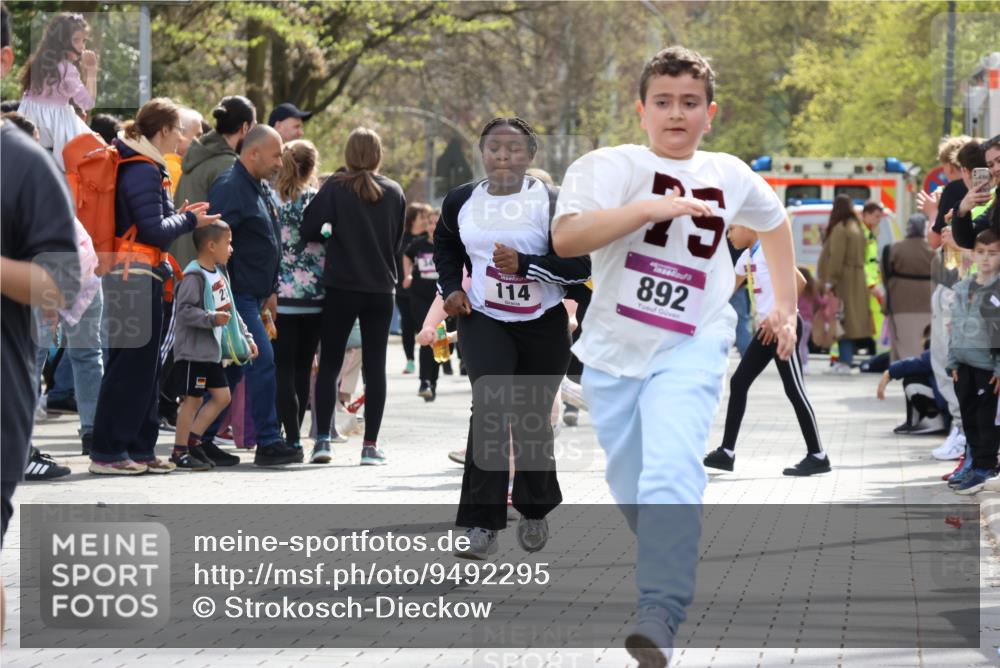 12.04.2026 - 45. Internationalen Wilhelmsburger Insellauf Strokosch-Dieckow http://msf.ph/oto/9492295 12.04.2026 14:51:57 Ziel 520, 350, 892, 490, 114, 341 meine-sportfotos.de